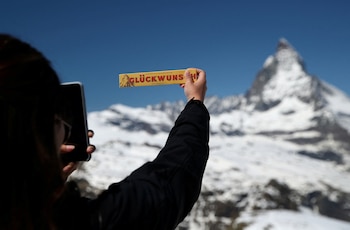 Un turista saca una foto del monte Cervino junto a un Toblerone (Reuters)