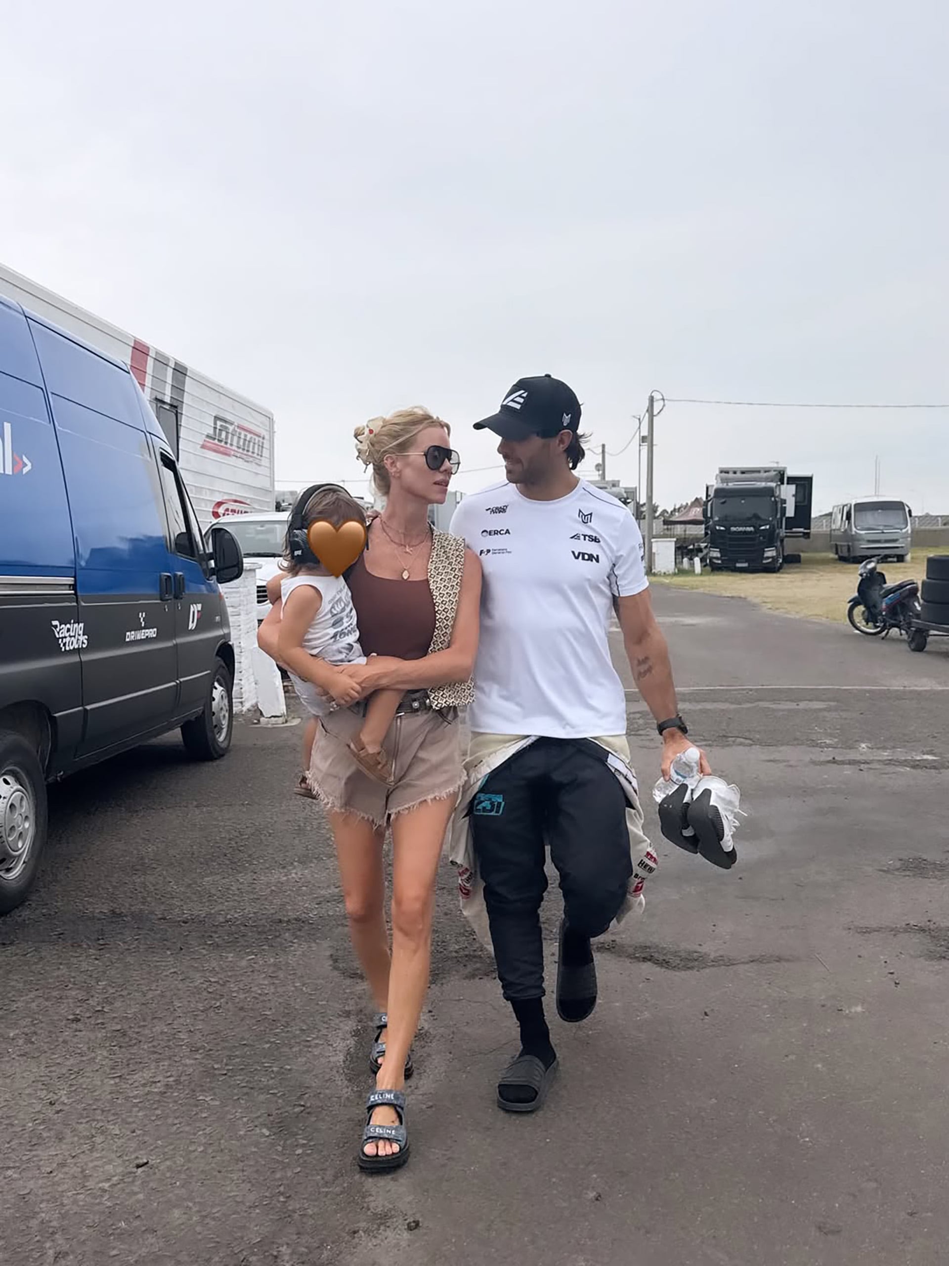 Nicole Neumann, Manu Urcera y Cruz caminando por el paddock en la previa a la primera carrera del año