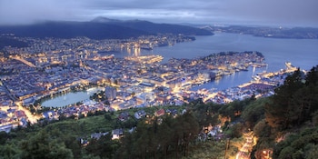 La ubicación estratégica de Bergen en la costa occidental impulsó el comercio marítimo y el intercambio cultural en Europa (Wikimedia Commons)