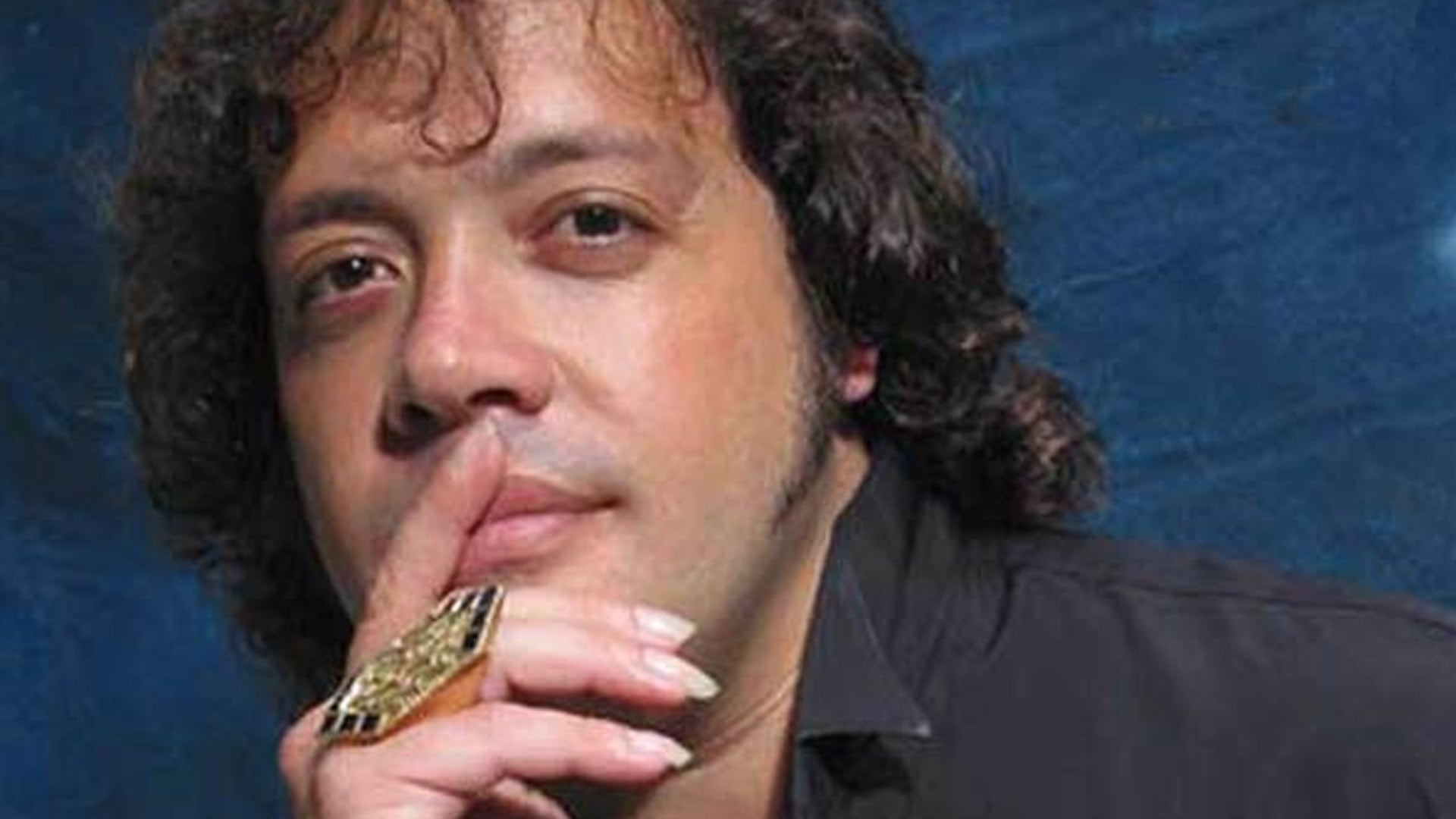 Leo Mattioli, el santafesino que encontró una fórmula imbatible entre el sonido romántico y la cumbia popular argentina, es uno de los artistas retratados en el libro
