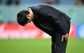 Hajime Moriyasu se inclina en señal de disculpa y agradecimiento a los japoneses tras quedar eliminados del Mundial de Qatar 2022 (REUTERS/Dylan Martinez)