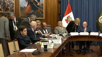 “¿Cómo hago para leer esa huev**a?”: ministro César Astudillo deja su micro abierto y se queja al exponer sobre criminalidad