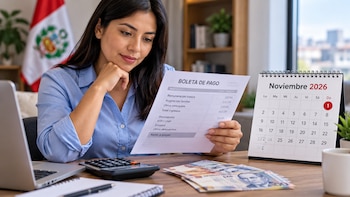 Una mujer sostiene una boleta de pago junto a una calculadora, billetes peruanos, una computadora y un calendario de mesa