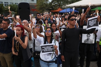 Personas celebran una vigilia por las víctimas de los dos fuertes sismos que sacudieron Venezuela, en Caracas, el domingo 5 de julio de 2026
(Foto AP/Pedro Mattey)