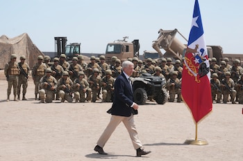 ARCHIVO - El presidente chileno José Antonio Kast llega a una conferencia de prensa en una base militar cerca del cruce fronterizo de Chacalluta, en Arica, Chile, el 16 de marzo de 2026, después de firmar un decreto para disuadir la migración irregular a lo largo de la frontera norte con Perú y Bolivia. (AP Foto/Esteban Félix, Archivo)