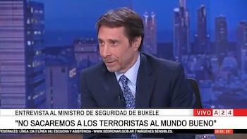 El periodista Eduardo Feinmann en un estudio de televisión con un gráfico informativo de América 24 sobre un fondo urbano nocturno