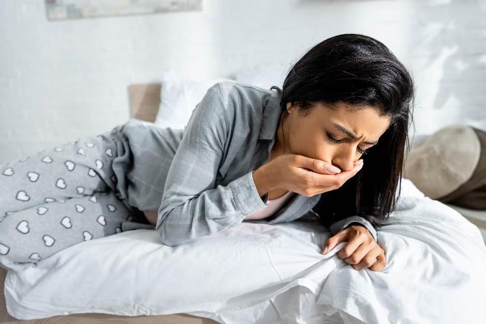 Los cálculos renales pueden causar síntomas como náuseas, vómitos y en hombres, malestar testicular dependiendo del lado afectado (NIDDK)