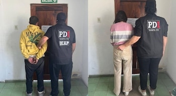 Dos fotografías en paralelo de un hombre y una mujer arrestados por efectivos con chalecos con la sigla PDI Santa Fe