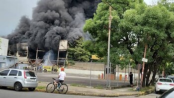 Bomberos combaten un gran incendio