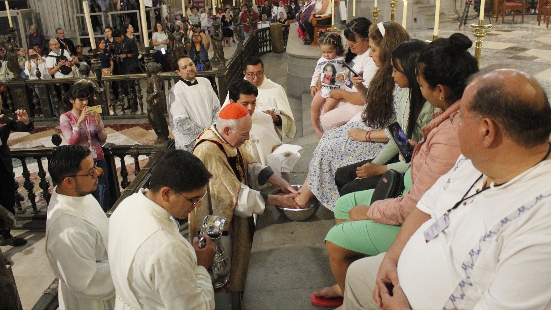 La liturgia cristiana —católica, ortodoxa y también algunas comunidades protestantes— recrea cada año el lavado de pies, ese gesto que invierte las jerarquías (X/@Catedral_CdMx)