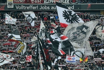 Imagen de archivo de los aficionados del Eintracht Frankfurt animando antes de un partido de la Bundesliga ante el Bayern Munich en el Commerzbank-Arena de Fráncfort, Alemania. 2 noviembre 2019. REUTERS/Ralph Orlowski