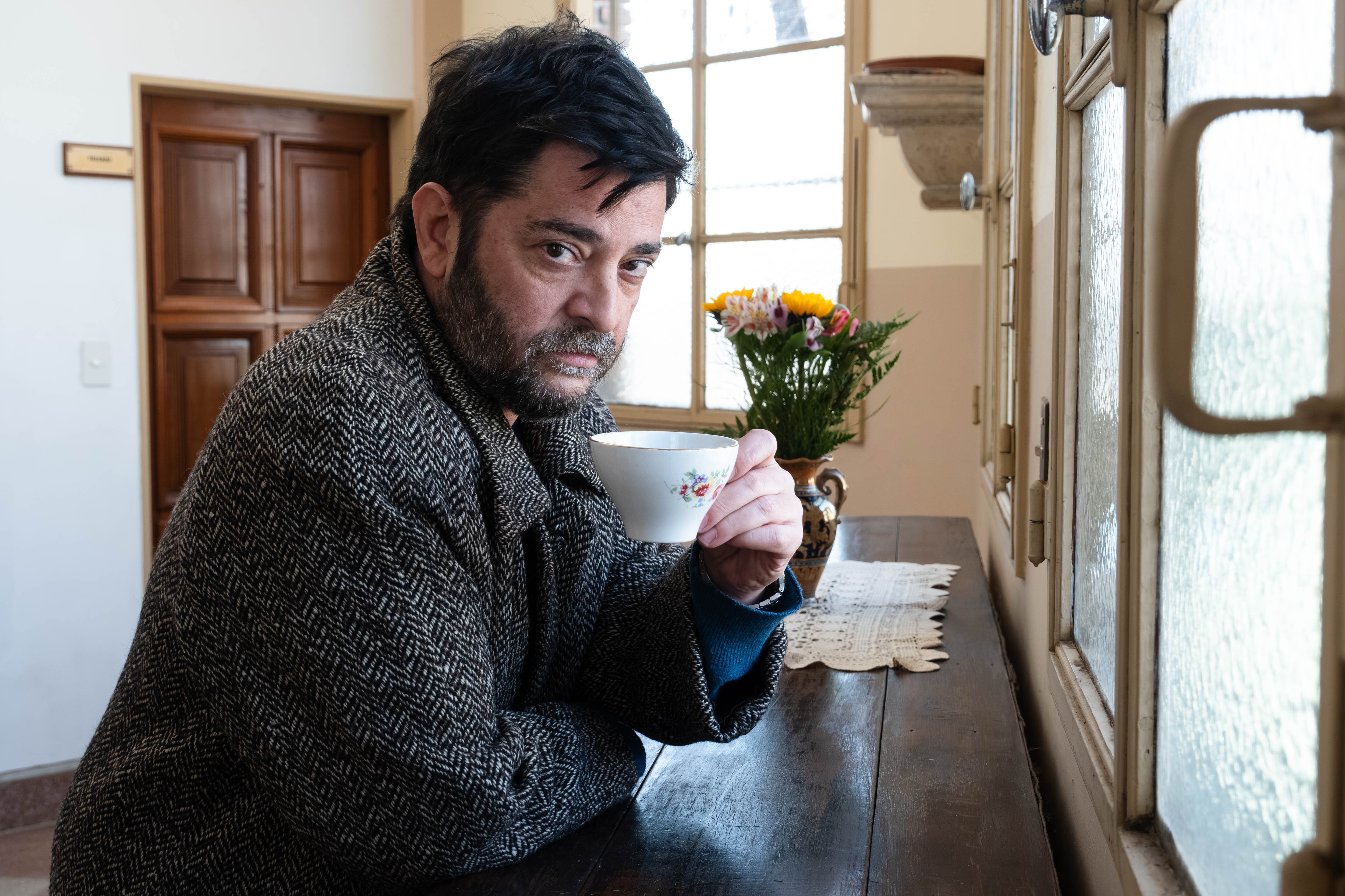 Pablo Rago encarna a un periodista en busca de la verdad sorbe Yiya Murano. El festival de cine de Mar del Plata fue el escenario de la presentación de la serie