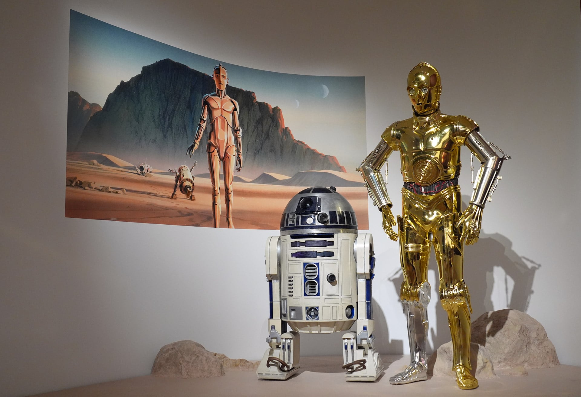 El robot R2-D2, diseñado por el escenógrafo Norman Reynolds, y el traje de C-3PO, creado por el diseñador de vestuario John Mollo, forman parte de la exposición inaugural