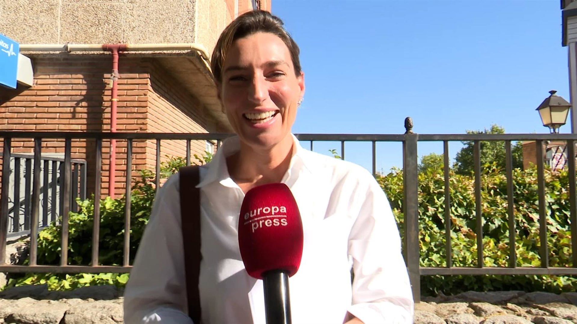 Eugenia Osborne hablando en la calle con la prensa.
Eugenia Osborne ha reaccionado a las últimas declaraciones de su padre, Bertín Osborne, quien recientemente recordó con especial cariño a su primera mujer, Sandra Domecq, y también dedicó unas palabras de afecto a Fabiola Martínez. Aunque Eugenia no pudo seguir las declaraciones en directo porque se encontraba en un evento, reconoce que le han trasladado el contenido y celebra las palabras de su padre. Además, ha querido poner en valor la estrecha relación que mantiene con Fabiola, a quien considera una persona fundamental en la vida del cantante: