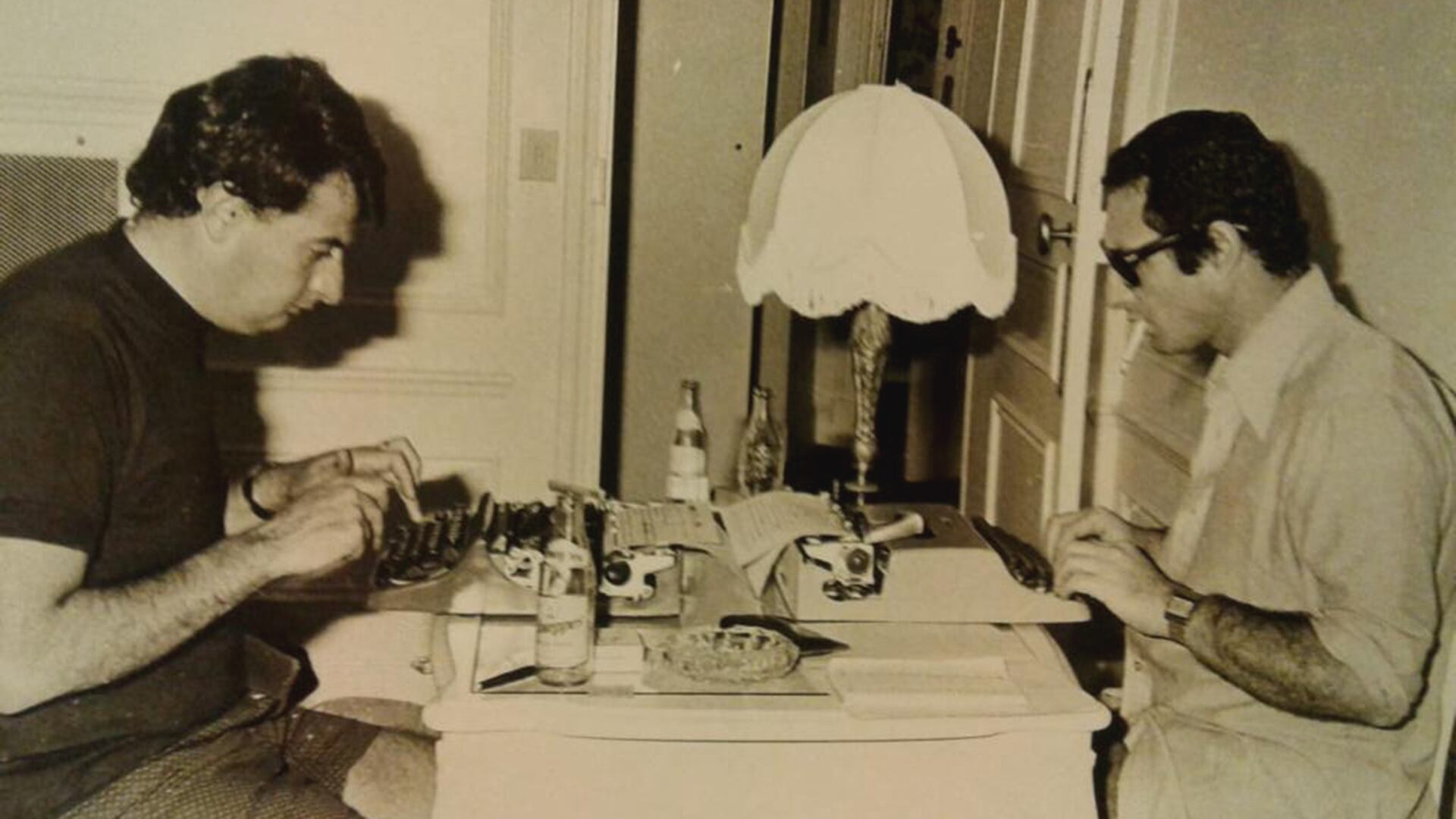 Ernesto Cherquis Bialo junto a Alfredo Serra, quien fue otra figura emblemática del periodismo, durante la cobertura de la pelea entre Carlos Monzón y Rodrigo Valdés en 1977