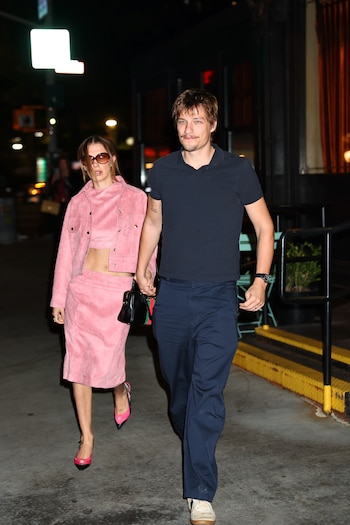 Millie Bobby Brown y Jake Bongiovi eligieron atuendos monocromáticos para una cena en el restaurante Corner Store de Nueva York (MAPE / BlayzenPhotos / BACKGRID / GROSBY GROUP)