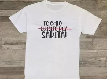 En la tienda en línea existen varios modelos de la playera (Foto: captura de pantalla)
