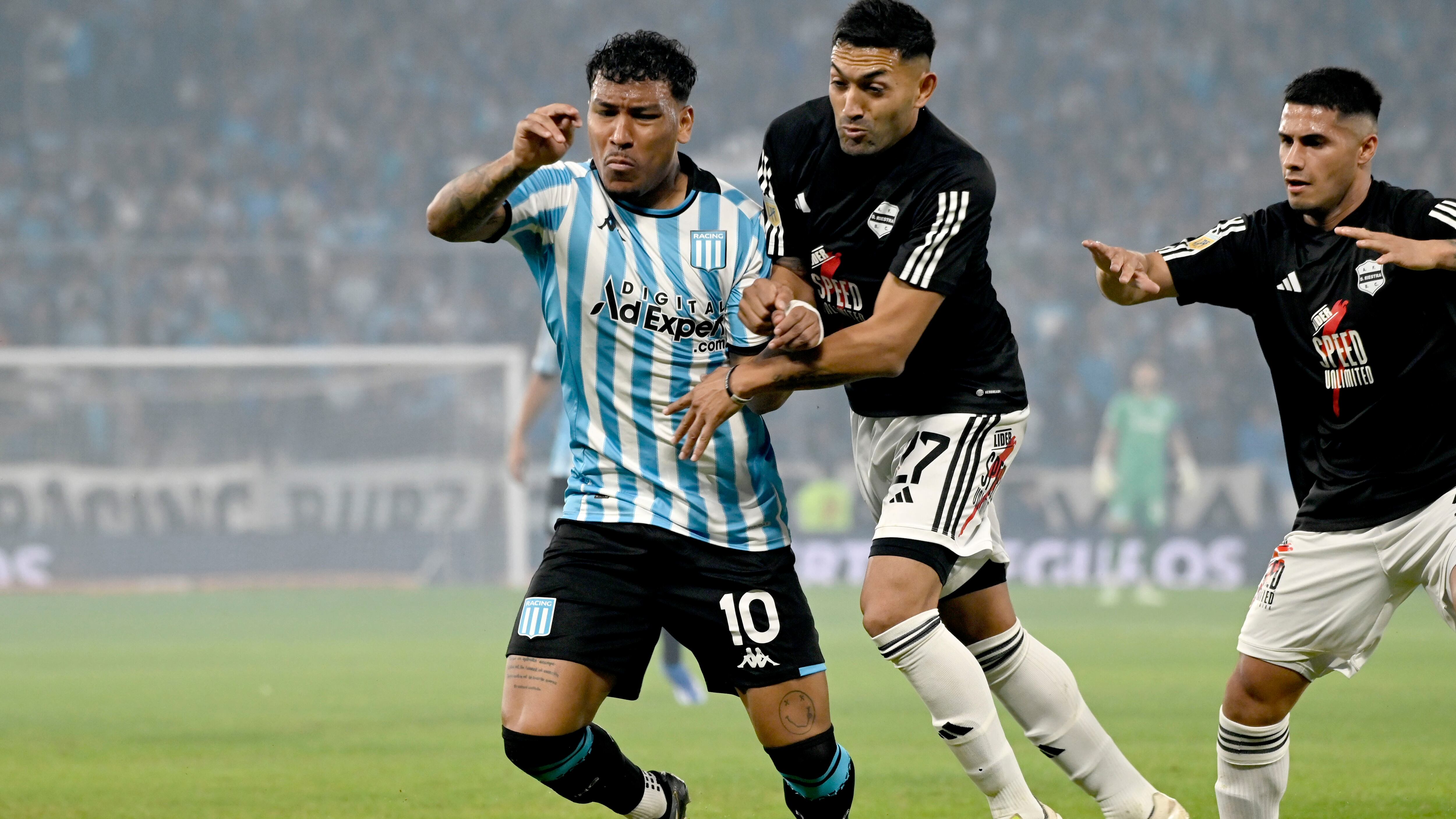 Roger Martínez tiene contrato con Racing hasta diciembre de 2024, pero con opción de rescindirlo faltando seis meses - crédito Fotobaires
