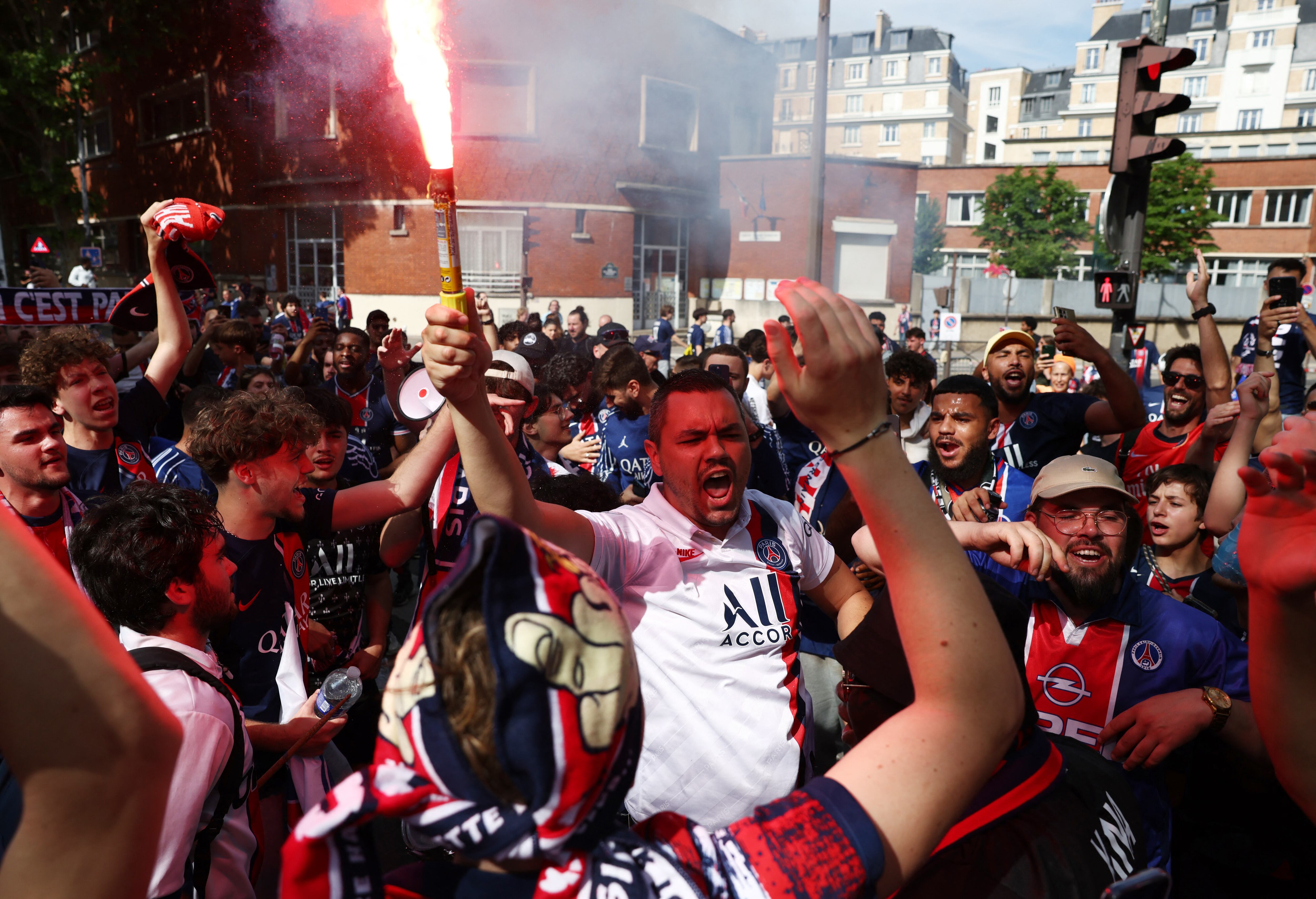 Estiman que unos 150 fanáticos radicales de la barra del PSG viajaron a Múnich (REUTERS/Tom Nicholson)