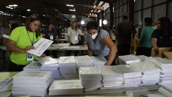 Funcionarios del Tribunal Supremo Electoral (TSE) organizan los paquetes que contienen las papeletas y los padrones electorales para los comicios del 4 de febrero, San Salvador (El Salvador). EFE - Rodrigo Sura