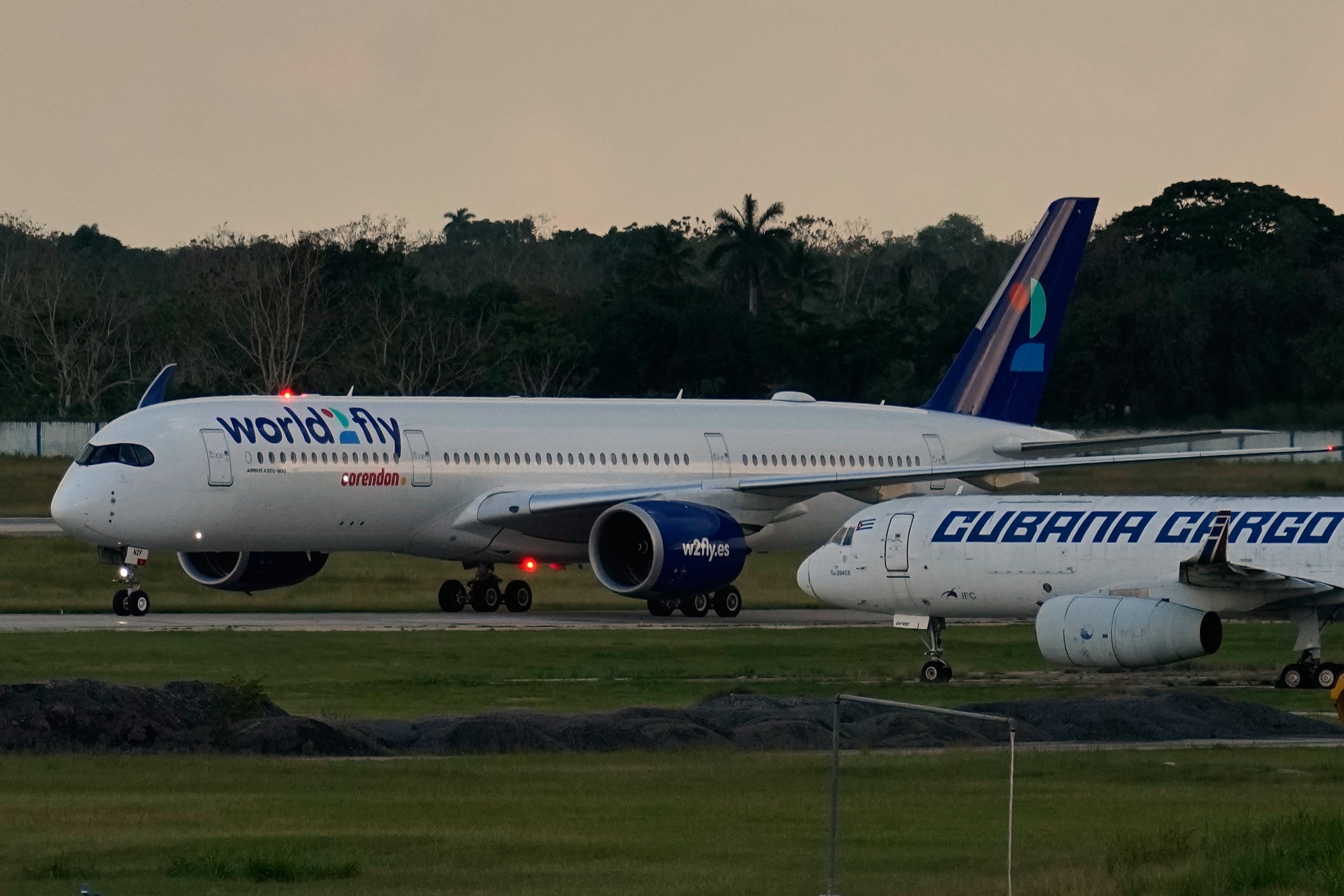 Las aerolíneas deben evaluar si cargan combustible adicional en el aeropuerto de origen o incorporan escalas técnicas en un tercer país. (AP Foto/Ramón Espinosa)