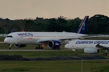 Las aerolíneas deben evaluar si cargan combustible adicional en el aeropuerto de origen o incorporan escalas técnicas en un tercer país. (AP Foto/Ramón Espinosa)
