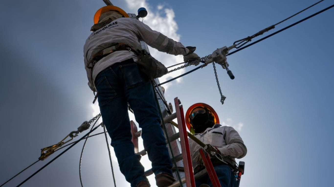 Las reformas al subsector eléctrico permanecen pendientes del tercer debate legislativo. (FOTO: Hondudiario)