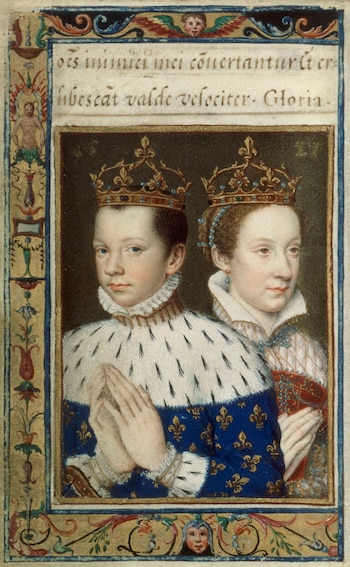 Retrato de medio cuerpo de María Estuardo, Reina de Escocia, con cabello castaño rojizo, vestido rosa con perlas y adornos dorados, y fondo azul