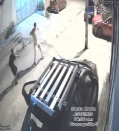 Cámaras de seguridad graban intento de robo a hombre con su hijo en brazos en La Concepción 5, Santa Marta - crédito Notichicolo Magdalena/Facebook