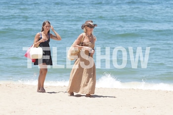 Nicole junto a una de