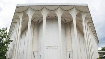 Arrestaron a dos adolescentes por planear un ataque contra la sinagoga más antigua de Texas