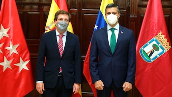 José Luis Martínez-Almeida junto a