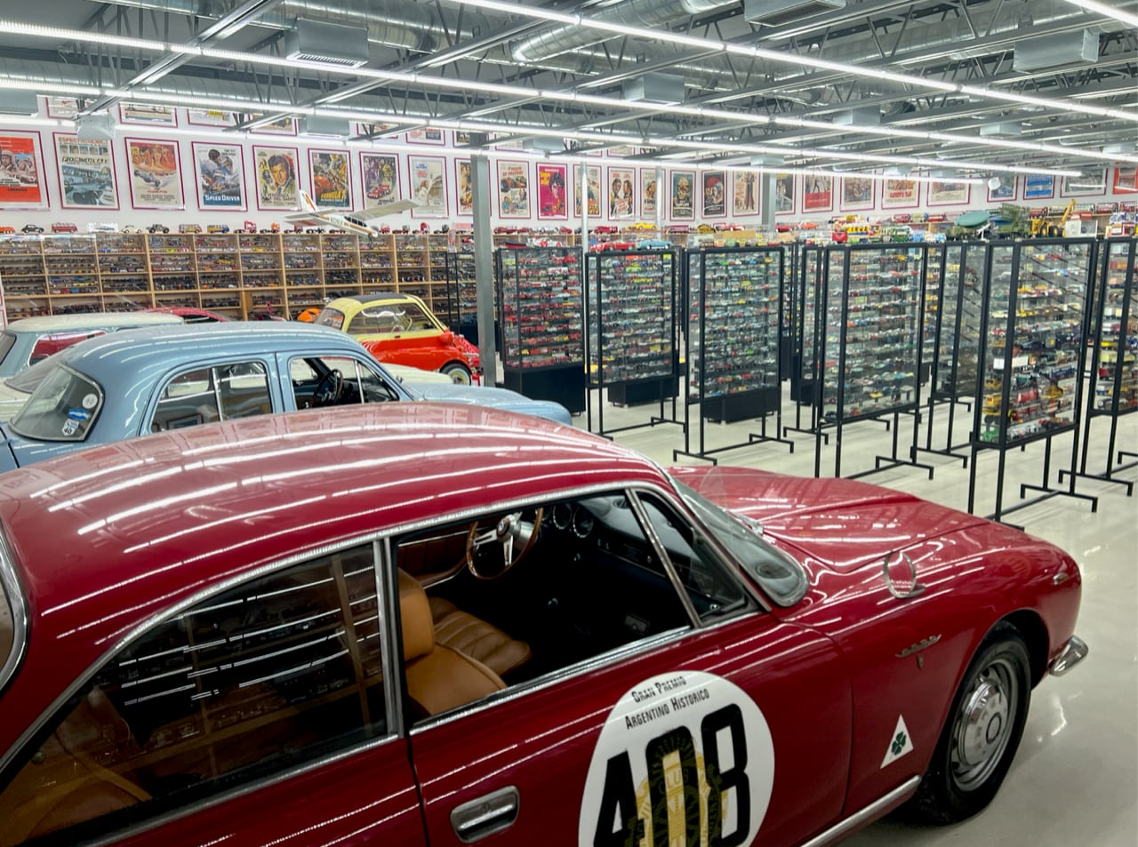 También hay coches de verdad