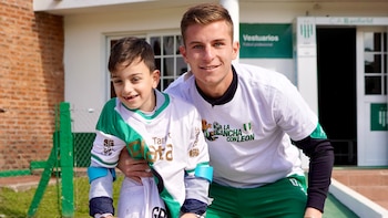 León posando con su ídolo,