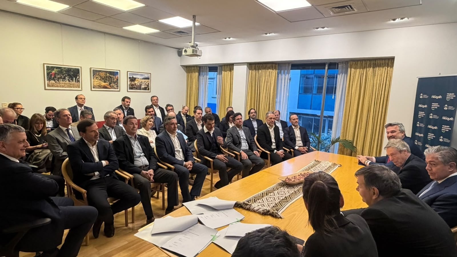 El acuerdo entre las petroleras y el gobierno local implica la pavimentación y reparación de rutas de Vaca Muerta. (Gobernación de Neuquén)