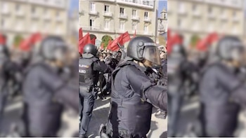 Cargas policiales, petardos y tensión rodean al acto de Santiago Abascal en A Coruña: miles de estudiantes se han concentrado contra el líder de Vox