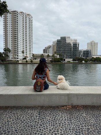 Emilia Mernes se mostró junto a Roma, su inseparable compañera en estos días en Miami