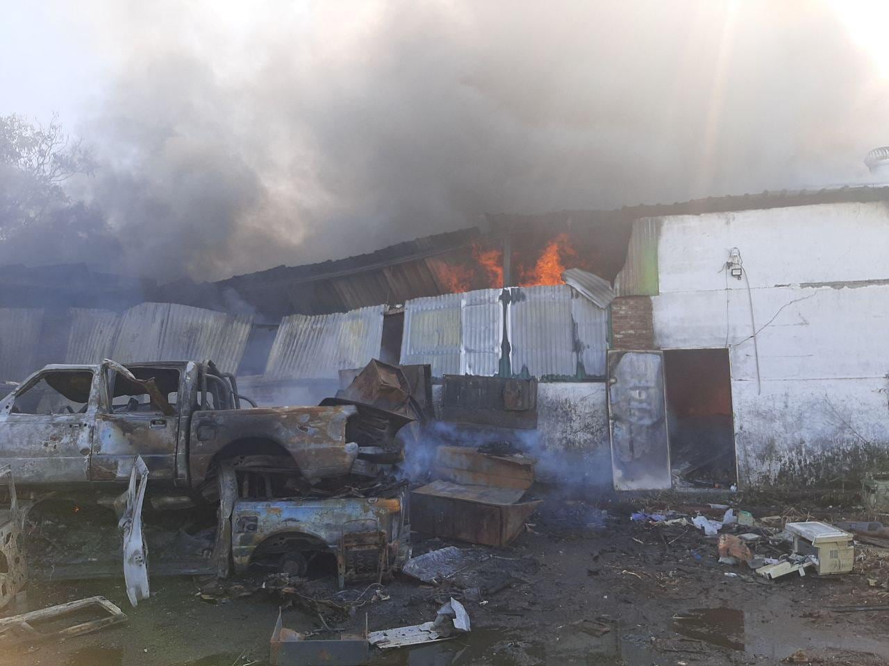 El fuego en Barracas se originó durante tareas de mantenimiento y se propagó rápidamente hacia vehículos y estructuras de almacenamiento policial