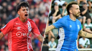 Primer plano de dos futbolistas, separados por una diagonal. Uno viste camiseta roja con escudo de Argentinos Juniors y el otro camiseta celeste con escudo