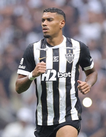 Un jugador vistiendo la camiseta a rayas blancas y negras del Atlético Mineiro en el campo