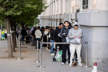 Personas migrantes hacen fila para acceder a los documentos que exige la regularización. (Europa Press)