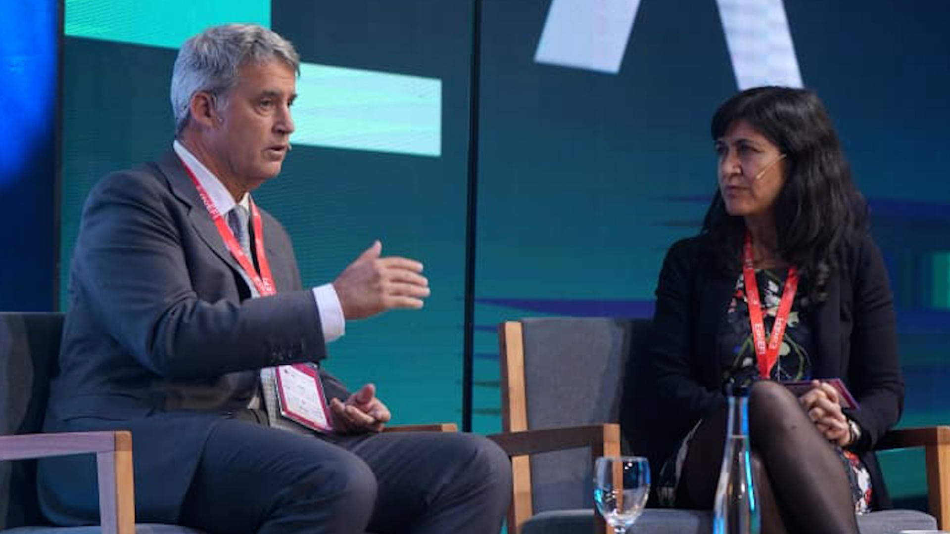 Alfonso Prat Gay durante su presentación en ExpoEFI, entrevistado por la economista Jimena Zuniga