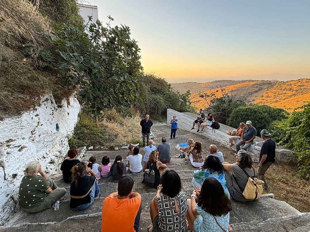 La programación se despliega en plazas y en el centro cultural Stylianos Restis, con fotos, archivos y piezas escolares (Crédito: Ayuntamiento de Kea)