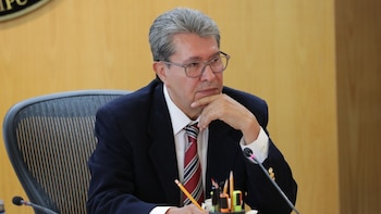 Monreal critica pensiones mayores a