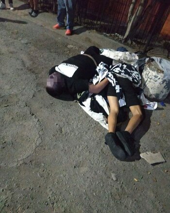 Los cuerpos de dos masculinos,