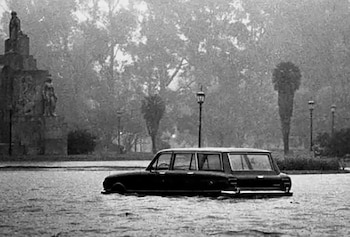 Un Ford Falcon quedó abandonado