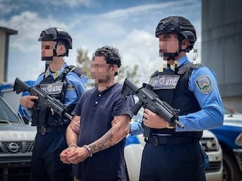 La estructura criminal presuntamente cobraba entre 14 mil y 15 mil dólares por cada traslado irregular. Las autoridades investigan el uso de vehículos y propiedades como parte del pago por los viajes. (Foto: Policía Nacional)