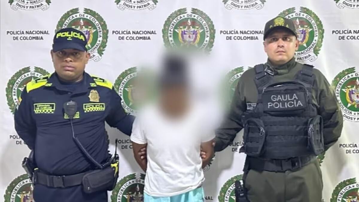 La mujer fue detenida en flagrancia tras ser interceptada por personal de seguridad cuando intentaba salir con el recién nacido. - crédito Policía de Bolívar