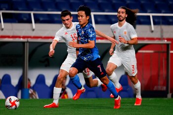 El centrocampista Pedri González (i)