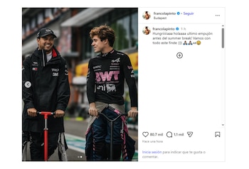 Dos hombres sonríen y sostienen patinetes sobre una pista. El hombre de la derecha viste un buzo negro con logos, y el de la izquierda lleva una chaqueta oscura